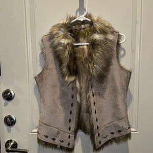 Vintage look Coated faux suede vest with fur